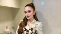 Kalo aku ani ani mah ngapain aku capek capek kerja kesan kesini kesana kesini gosong kepanasan, sakit kehujanan, kedinginan, mending aku di rumah perawatan, liburan ke luar negeri, beli2 barang branded. Nah gue? Liburan aja kaga pernah, tulis Irenne Ghea di Instagram Story. (Foto: dok Instagram)