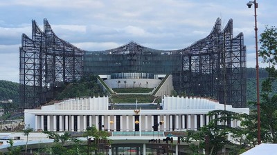 Before After Patung Istana Garuda IKN yang Mulai Menghijau