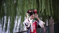 Dinasti Qing runtuh pada tahun 1911 dan setelah puluhan tahun berperang, kekuasaan direbut oleh Partai Komunis, yang berusaha menyingkirkan semua jejak masa lalu kekaisaran China.