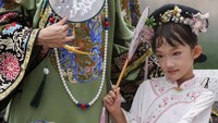 Selama masa ini, China memperluas kekaisarannya dan seni serta lukisannya berkembang pesat, begitu pula dengan pakaian dan tekstil. Pria dan wanita mengenakan jubah sutra bersulam rumit sepanjang rambut dan wanita mengenakan hiasan rambut yang dihiasi bunga, mutiara, dan batu permata.