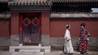 Kota Terlarang Beijing dulunya merupakan istana luas bagi para kaisar Tiongkok dari Dinasti Ming dan Qing beserta pasukan pengawal dan pelayan mereka. Kini ramai pengunjung yang mengenakan kostum bersejarah berpose untuk potret, dengan gaya yang sudah ada sejak berabad-abad lalu.