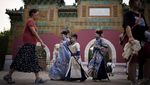 Istana Kekaisaran Beijing Diramaikan Pengunjung Berkostum Dinasti Qing