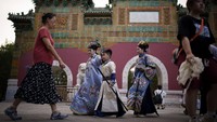 Fenomena ini terlihat di sekitar situs warisan di seluruh China, terinspirasi oleh konvensi buku komik dan kecintaan orang Jepang terhadap cosplay, tetapi dengan dimensi nasionalisme dan budaya tambahan.