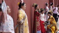 Meskipun kebenaran historis dari gaun dan jubah tersebut mungkin tidak dapat dijamin, mereka mendapatkan inspirasi dari lukisan, teater, dan seni China, khususnya dari Dinasti Qing, dinasti terakhir China yang dikenal karena kemakmuran relatifnya dan kemajuan budaya melalui perdagangan sutra dan porselen.