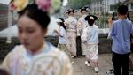 Istana Kekaisaran Beijing Diramaikan Pengunjung Berkostum Dinasti Qing