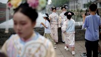 Dengan ditinggalkannya Maoisme garis keras dalam beberapa tahun terakhir dan meningkatnya kemakmuran, kini sudah menjadi hal yang umum untuk melihat seluruh keluarga mengenakan pakaian Dinasti Qing, beberapa di antaranya buatan sendiri, yang lain disewa dari pedagang di tempat pemotretan yang juga akan membantu menata rambut dan merias wajah.