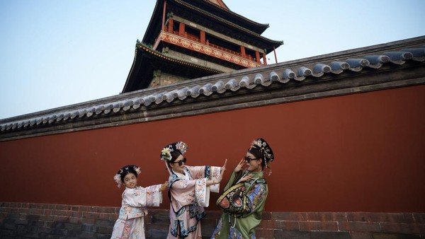 Istana Kekaisaran Beijing Diramaikan Pengunjung Berkostum Dinasti Qing