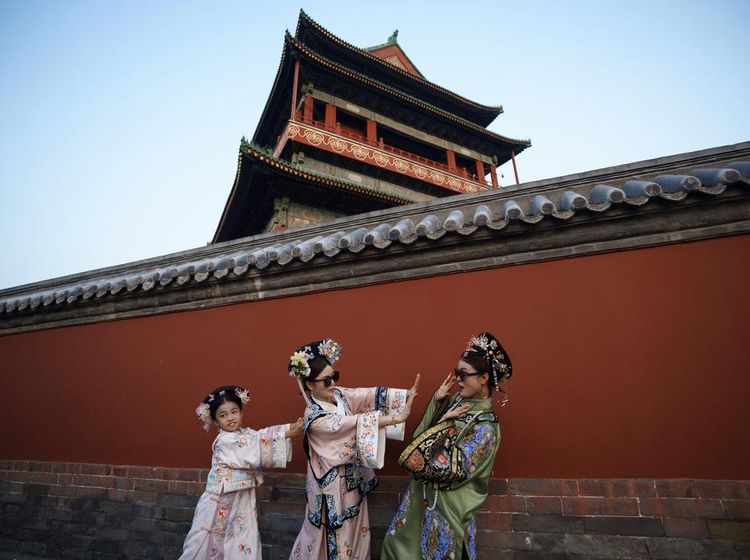 Istana Kekaisaran Beijing Diramaikan Pengunjung Berkostum Dinasti Qing