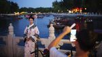 Istana Kekaisaran Beijing Diramaikan Pengunjung Berkostum Dinasti Qing