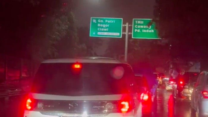 Jalan Alternatif Cibubur di kawasan Tapos, Depok, tergenang banjir karena hujan yang turun dengan intensitas tinggi. Lalu lintas pun macet. (dok Pribadi/Sisca A)