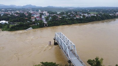 Jembatan di Vietnam Putus Dihantam Topan Yagi
