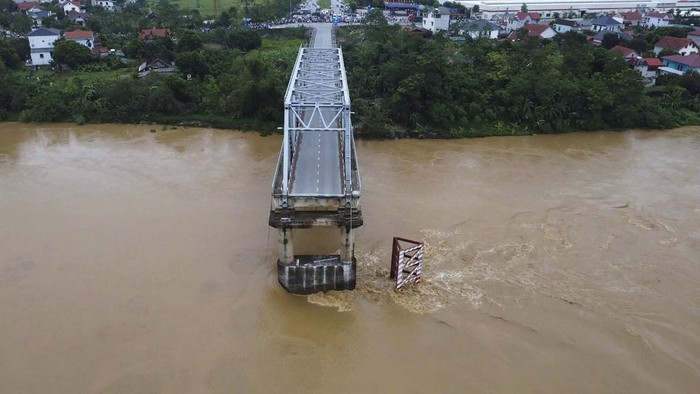 Jembatan di Vietnam Putus Dihantam Topan Yagi A bridge collapse due to floods triggered by typhoon Yagi in Phu Tho province, Vietnam on Monday, Sept. 9, 2024 (Bui Van Lanh/ VNA via AP)