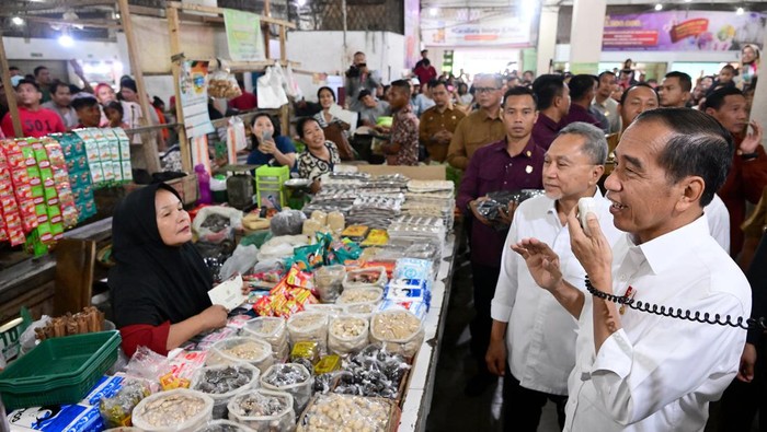 Jokowi menggunakan pengeras suara berpamitan ke warga di Pasar Delimas, Deli Serdang.