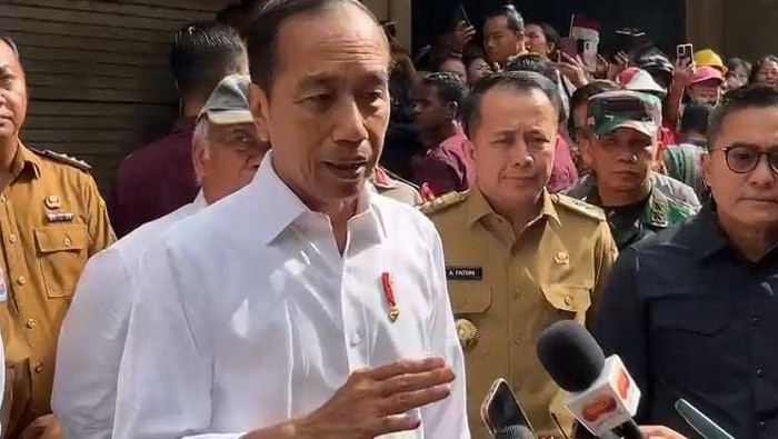 Jokowi saat mengunjungi Pasar Delimas Deli Serdang.