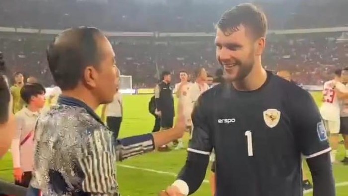 Jokowi Salami Pemain Timnas Indonesia Usai Pertandingan Indonesia vs Australia di GBK (Tangkapan Layar Ig Jokowi)