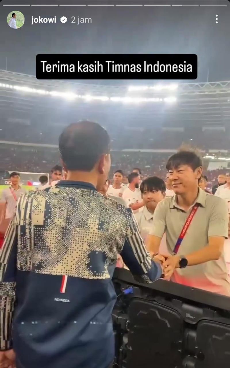 Jokowi Salami Pemain Timnas Indonesia Usai Pertandingan Indonesia vs Australia di GBK (Tangkapan Layar Ig Jokowi)