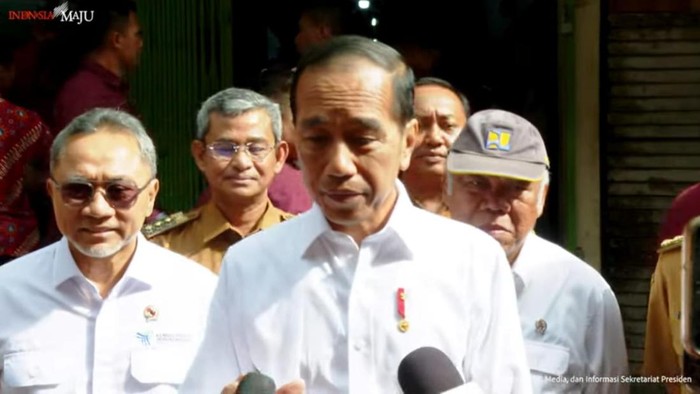 Jokowi usai meninjau Pasar Tradisional Delimas Lubuk Pakam, Deli Serdang, Sumatera Utara.