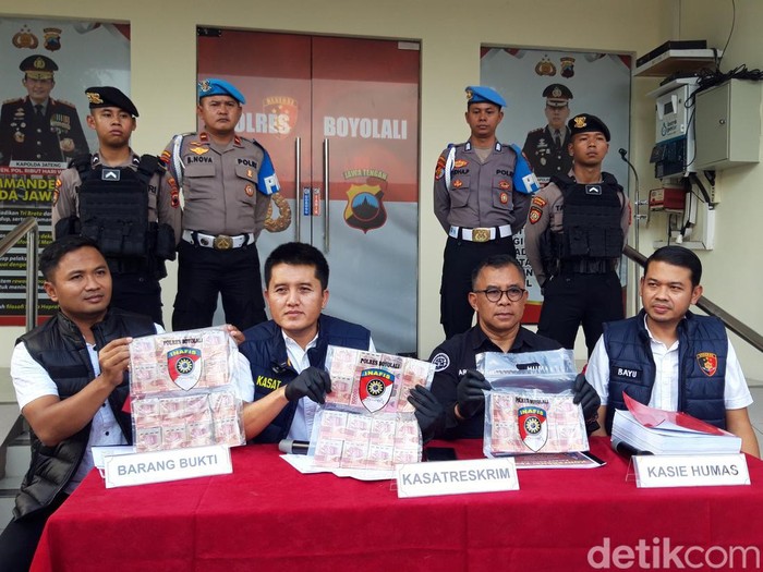 Konferensi pers pengusutan kasus dugaan korupsi di Desa Manggis, Kecamatan Mojosongo, Boyolali, Selasa (10/9/2024).