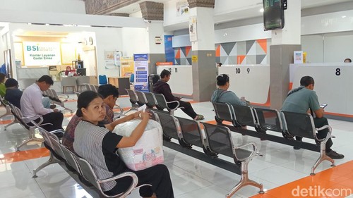 Suasana pembelian meterai di KCU PT Pos Indonesia di Denpasar, Selasa (10/9/2024). (Aryo Mahendro/detikBali).