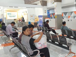 Tiga Ribu Pelamar CASN Berburu Meterai di Kantor Pos Denpasar