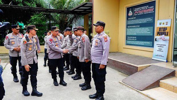 Kapolri Jenderal Listyo Sigit Prabowo bertemu dengan anggota Polsek Samarinda Ulu, Bripka Joko Hadi Aprianto