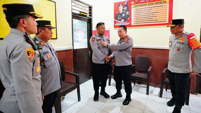 Kapolri Jenderal Listyo Sigit Prabowo bertemu dengan anggota Polsek Samarinda Ulu, Bripka Joko Hadi Aprianto