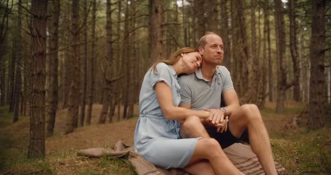 Jadi momen langka, Kate tak hanya membagikan momen bersama 3 anaknya, melainkan juga kemesraannya dengan Pangeran William. Tampak keduanya bergandengan tangan dengan Kate yang menyenderkan kepala di bahu suaminya. Foto: Instagram@princeandprincessofwales