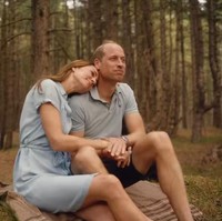 Jadi momen langka, Kate tak hanya membagikan momen bersama 3 anaknya, melainkan juga kemesraannya dengan Pangeran William. Tampak keduanya bergandengan tangan dengan Kate yang menyenderkan kepala di bahu suaminya. Foto: Instagram@princeandprincessofwales