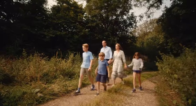 Dalam video singkat yang diunggahnya, Putri Wales itu membagikan momen kebersamaannya dengan keluarga tercinta. Video tersebut diketahui direkam oleh videografer Will Warr, berlatar di rumah pedesaan mereka di Norfolk. Foto: Instagram@princeandprincessofwales