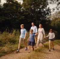 Dalam video singkat yang diunggahnya, Putri Wales itu membagikan momen kebersamaannya dengan keluarga tercinta. Video tersebut diketahui direkam oleh videografer Will Warr, berlatar di rumah pedesaan mereka di Norfolk. Foto: Instagram@princeandprincessofwales
