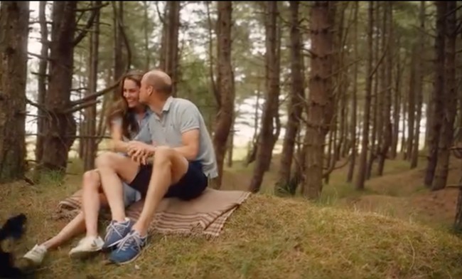 Tampil mesra, dalam salah satu momen terlihat William yang mencium istrinya dengan penuh cinta. Foto: Instagram/@princeandprincessofwales