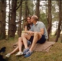 Tampil mesra, dalam salah satu momen terlihat William yang mencium istrinya dengan penuh cinta. Foto: Instagram/@princeandprincessofwales