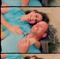 Kompak mengenakan pakaian berwarna biru, Kate dan Pangeran William juga sempat terlihat berbaring sambil tertawa bahagia bersama. Foto: Instagram/@princeandprincessofwales