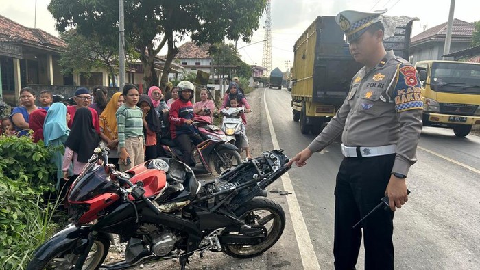 Polisi melakukan olah TKP di Jalan Lintas Timur Palembang-Jambi KM 55