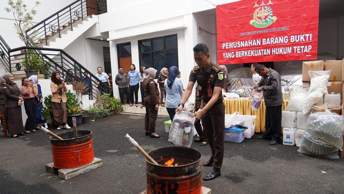 Kejaksaan Negeri (Kejari) Kota Bogor menggelar pemusnahan barang bukti perkara yang ditangani selama empat bulan, periode Mei-Agustus 2024 (dok istimewa).