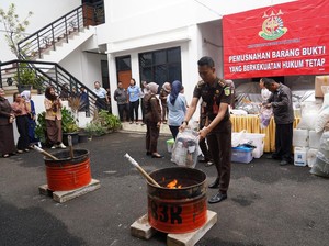 Kejari Bogor Musnahkan Barang Bukti Narkoba hingga Senjata Tajam