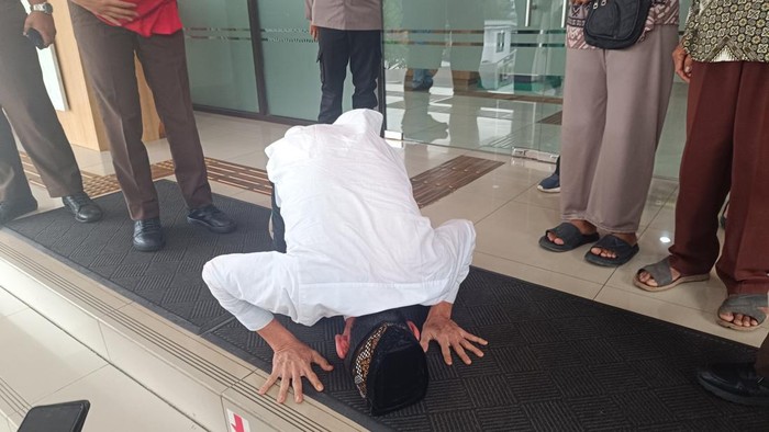 Kejari Bogor membeaskan Uka, penyalur pakan ternak curian di Rumpin, melalui mekanisme restorative justice. (dok. Kejari Bogor)