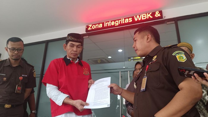 Kejari Bogor membeaskan Uka, penyalur pakan ternak curian di Rumpin melalui mekanisme restorative justice. Uka tidak mengetahui pakan itu hasil curian.