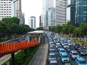 Lalin Jl Sudirman Arah Senayan Macet, Pemotor Terobos Jalur Sepeda