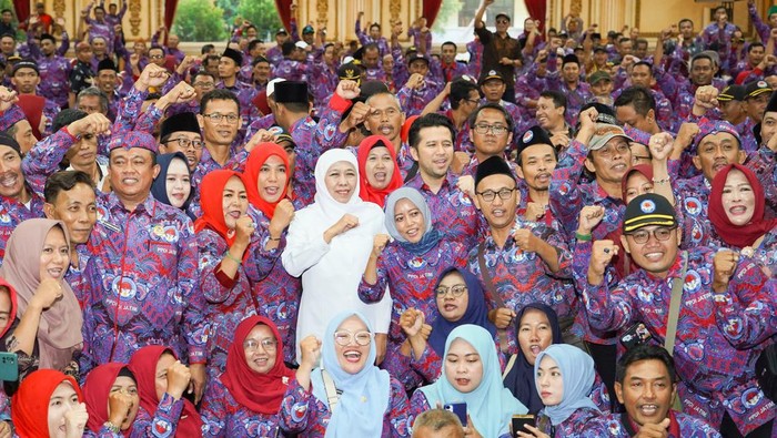 Khofifah-Emil di tengah ratusan perangkat desa Anggota PPDI Jatim.
