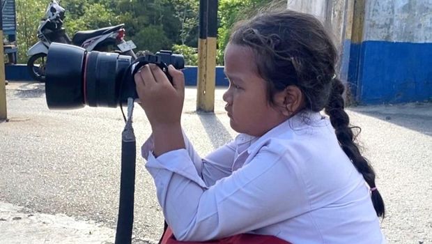 Kinanti (9) anak asal Ciamis yang viral karena jago motret