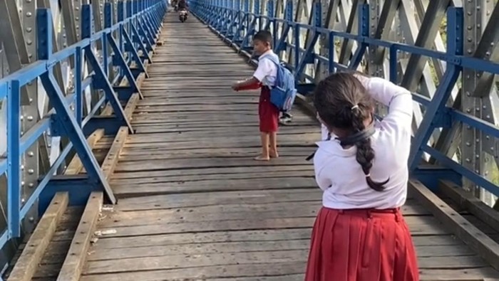 Kinanti (9) anak asal Ciamis yang viral karena jago motret