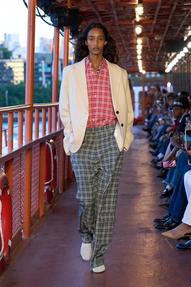 Inilah koleksi busana Tommy Hilfinger Spring/Summer 2025 di New York Fashion Week. Mengangkat tema nautical, desainer Amerika Serikat ini menggelar fashion show di atas kapal pesiar bekas di Staten Island, Manhattan, New York. Foto: dok. Tommy Hilfinger.