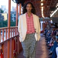Inilah koleksi busana Tommy Hilfinger Spring/Summer 2025 di New York Fashion Week. Mengangkat tema nautical, desainer Amerika Serikat ini menggelar fashion show di atas kapal pesiar bekas di Staten Island, Manhattan, New York. Foto: dok. Tommy Hilfinger.