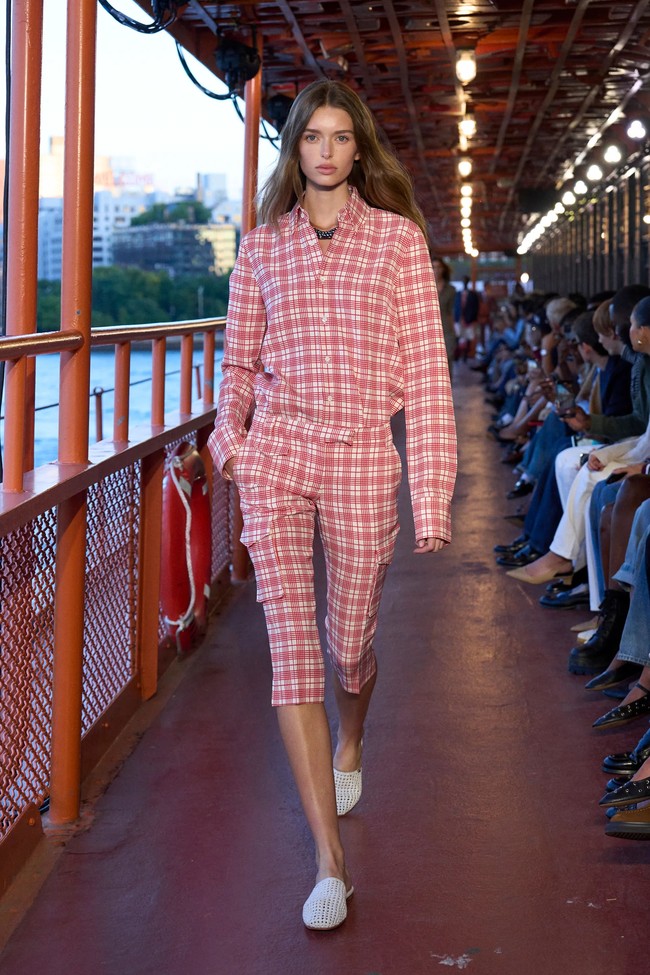 Inilah koleksi busana Tommy Hilfinger Spring/Summer 2025 di New York Fashion Week. Mengangkat tema nautical, desainer Amerika Serikat ini menggelar fashion show di atas kapal pesiar bekas di Staten Island, Manhattan, New York. Foto: dok. Tommy Hilfinger.