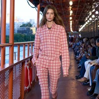 Inilah koleksi busana Tommy Hilfinger Spring/Summer 2025 di New York Fashion Week. Mengangkat tema nautical, desainer Amerika Serikat ini menggelar fashion show di atas kapal pesiar bekas di Staten Island, Manhattan, New York. Foto: dok. Tommy Hilfinger.