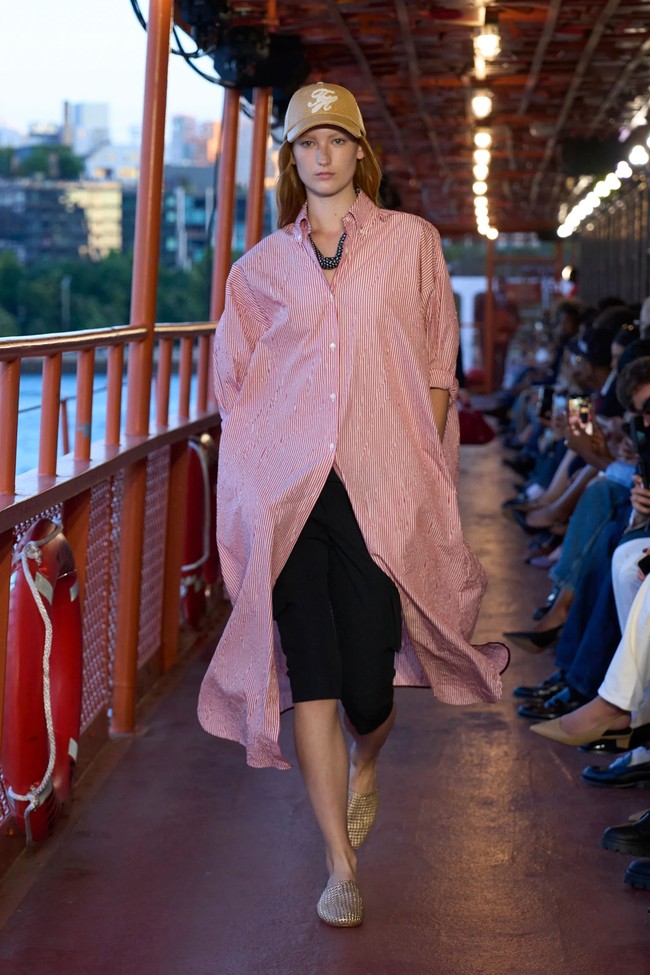 Inilah koleksi busana Tommy Hilfinger Spring/Summer 2025 di New York Fashion Week. Mengangkat tema nautical, desainer Amerika Serikat ini menggelar fashion show di atas kapal pesiar bekas di Staten Island, Manhattan, New York. Foto: dok. Tommy Hilfinger.