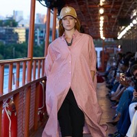 Inilah koleksi busana Tommy Hilfinger Spring/Summer 2025 di New York Fashion Week. Mengangkat tema nautical, desainer Amerika Serikat ini menggelar fashion show di atas kapal pesiar bekas di Staten Island, Manhattan, New York. Foto: dok. Tommy Hilfinger.