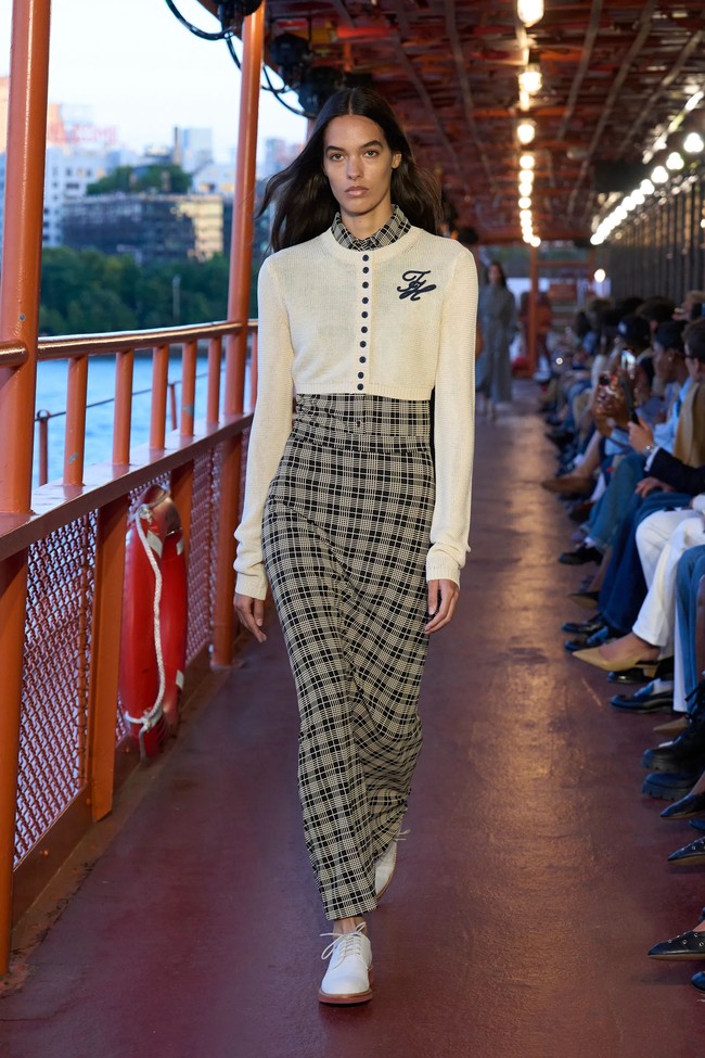Inilah koleksi busana Tommy Hilfinger Spring/Summer 2025 di New York Fashion Week. Mengangkat tema nautical, desainer Amerika Serikat ini menggelar fashion show di atas kapal pesiar bekas di Staten Island, Manhattan, New York. Foto: dok. Tommy Hilfinger.