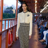 Inilah koleksi busana Tommy Hilfinger Spring/Summer 2025 di New York Fashion Week. Mengangkat tema nautical, desainer Amerika Serikat ini menggelar fashion show di atas kapal pesiar bekas di Staten Island, Manhattan, New York. Foto: dok. Tommy Hilfinger.